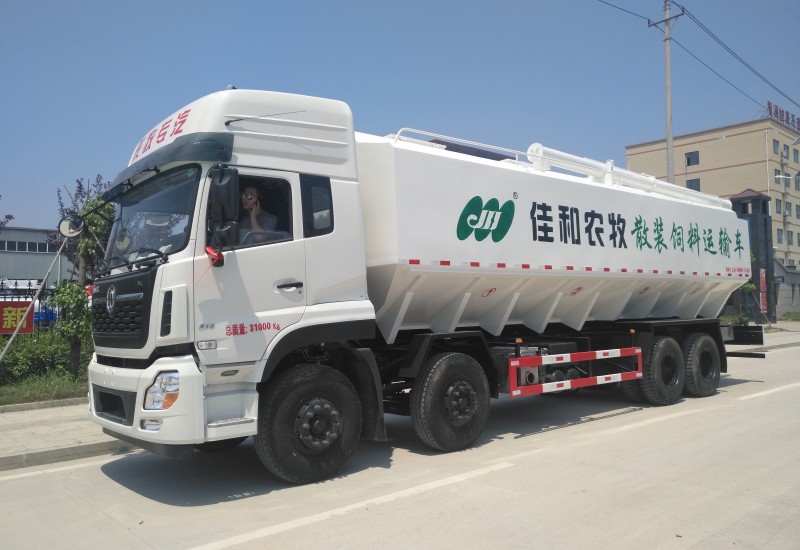 液壓散裝飼料車(chē)是怎么操作的？要注意哪些事項(xiàng)？